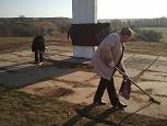 Уборка Стелы погибшим жителям п. Каменоломни (27.03.2014)